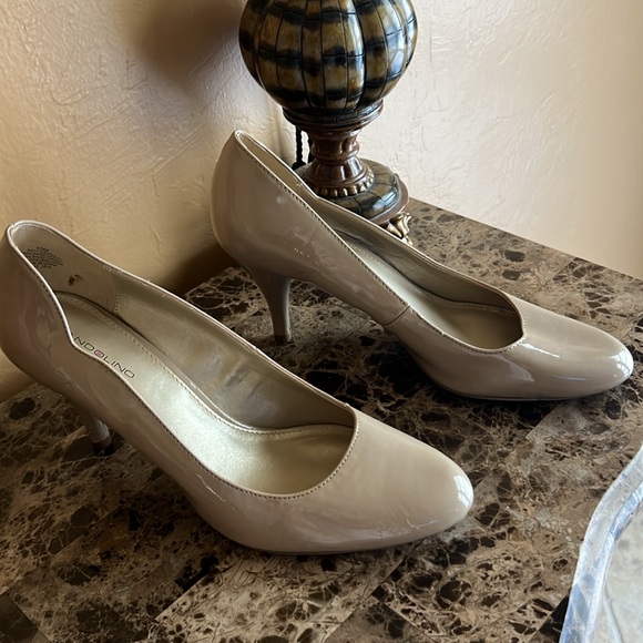 Bandolino Nude colored patent leather pumps. - Picture 2 of 7